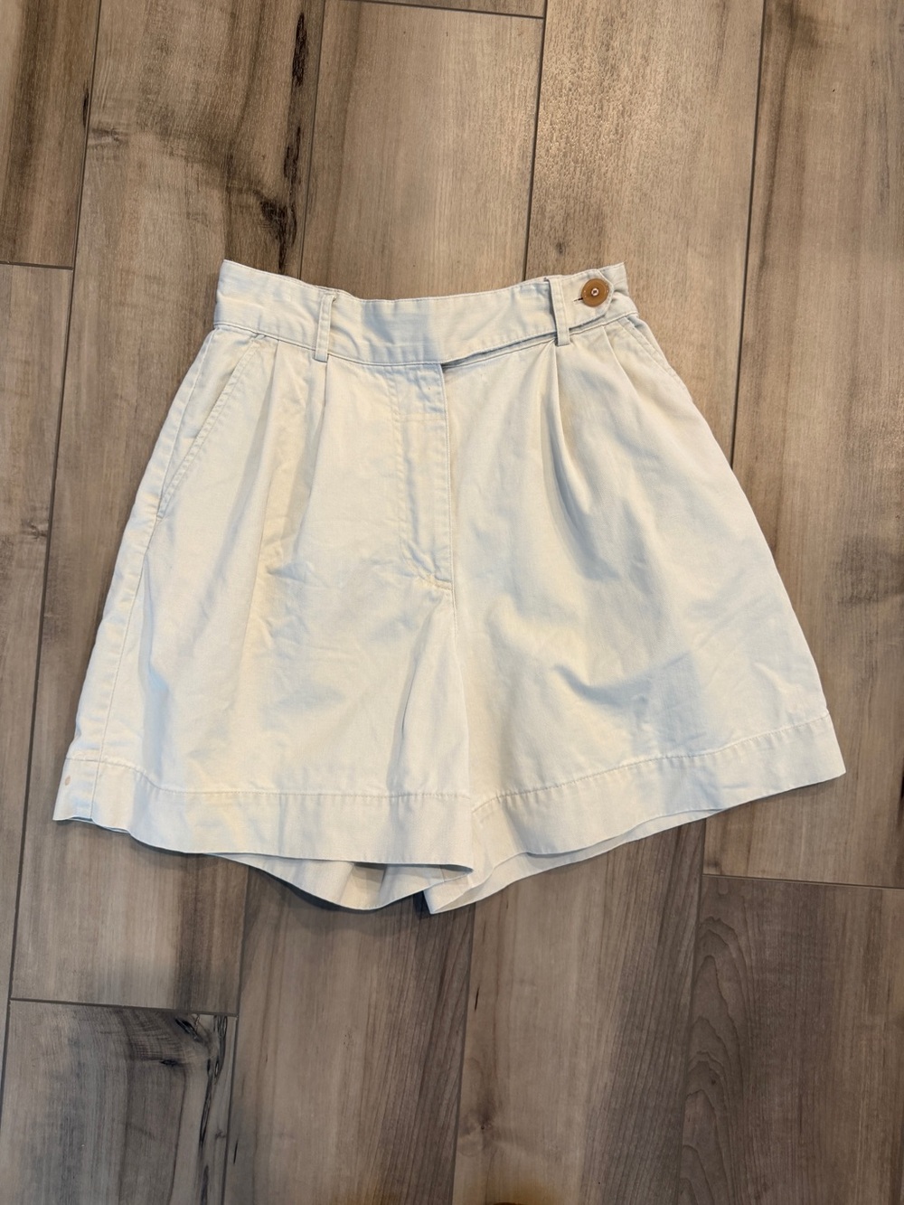 Vintage High-Waist Cream Women's Shorts with Button Detail - small